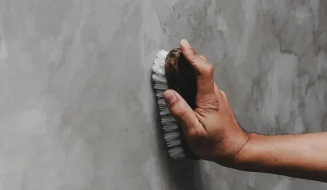 La mejor forma de limpiar y cuidar concreto del patio para no dejar manchas